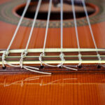 Gitar Senar Nilon vs Senar String: Mana yang Cocok untuk Pemula?